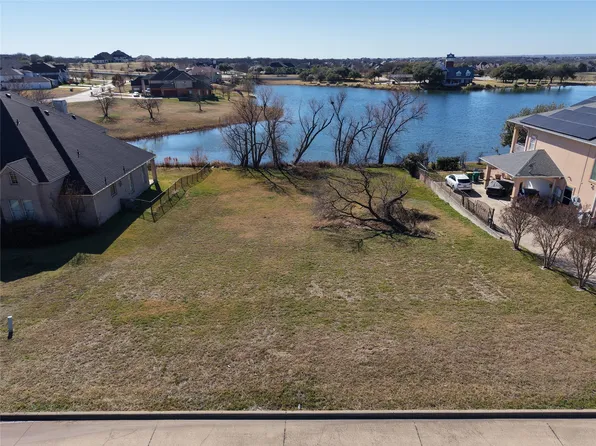 307 Golden Pond Dr, Cedar Hill, TX 75104