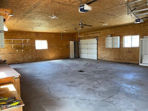 660 4th St S, Edinburg, ND 58227