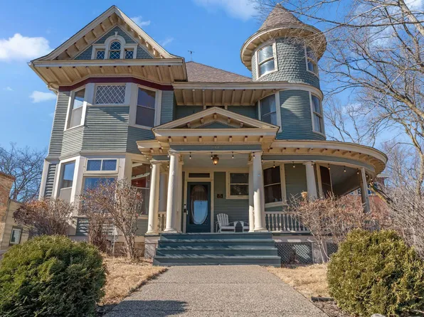 112 4th St E, Carver, MN 55315