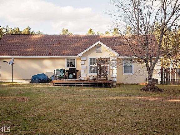 4th image of 2204 Camelia Dr E