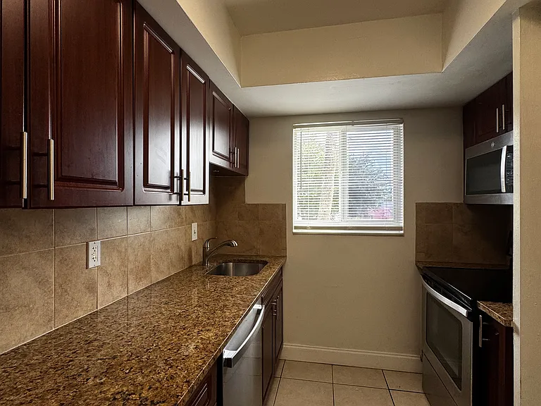 425 NE 7th Ave #3 — Photo 9