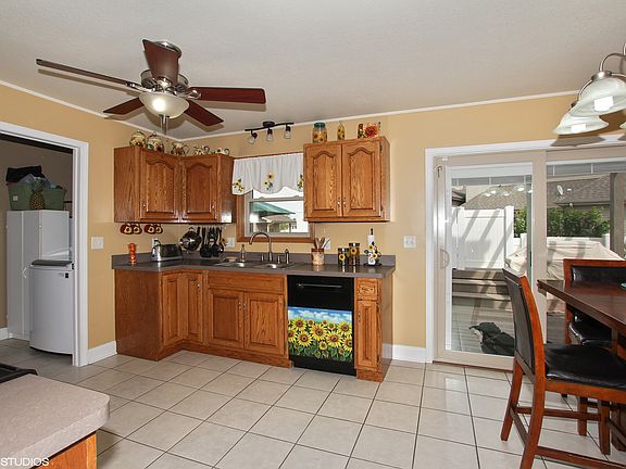 3rd image of 1582 Carriage Ln