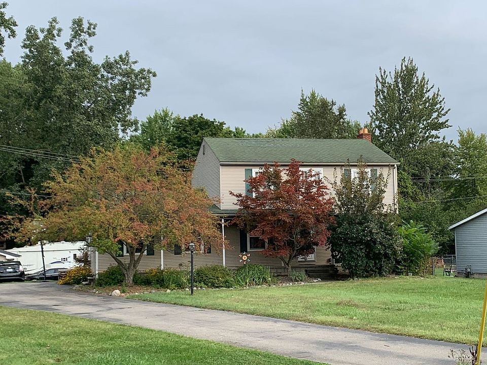 1st image of 24048 Huron River Dr
