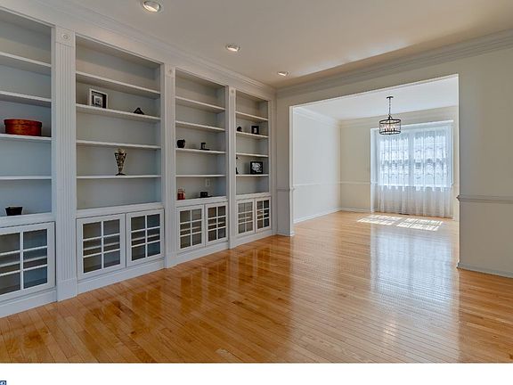 5th image of 135 Pembrooke Cir