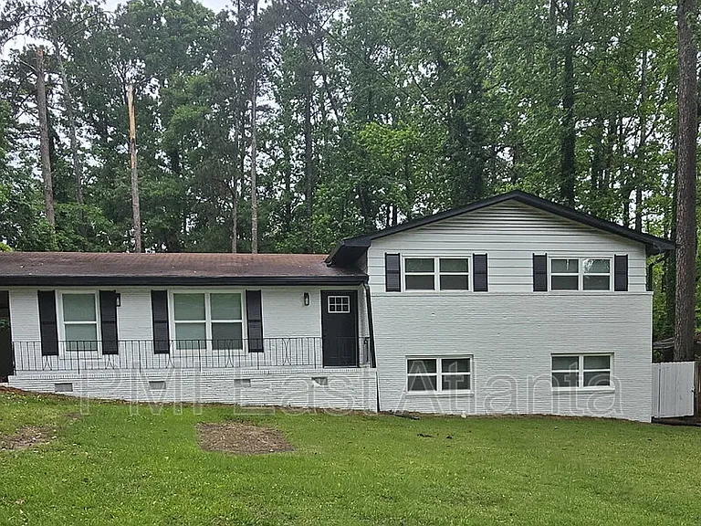 2275 Country Club Ln SW — Photo 1