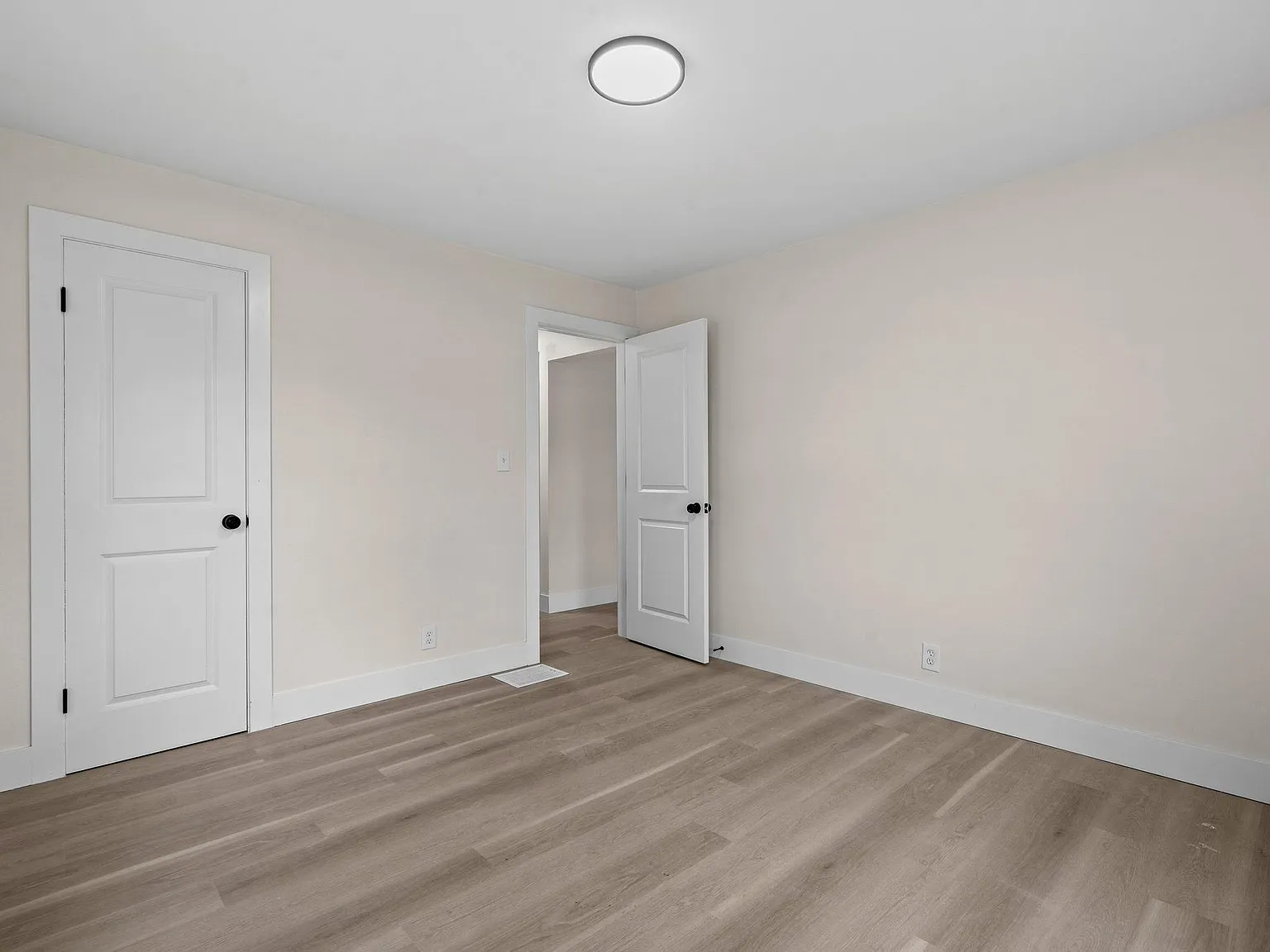 5 bed, 2000 sqft, $2,350 — Photo 2