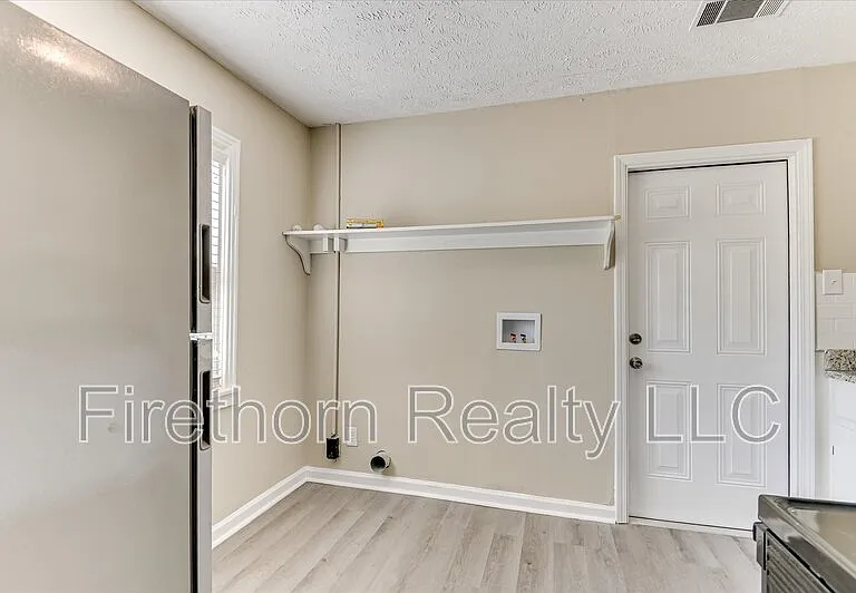 924 Royalette Ave — Photo 15