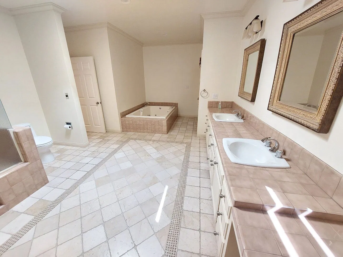 Luxurious 4 Bed / 3 Bath | Beverly Hills — Photo 2