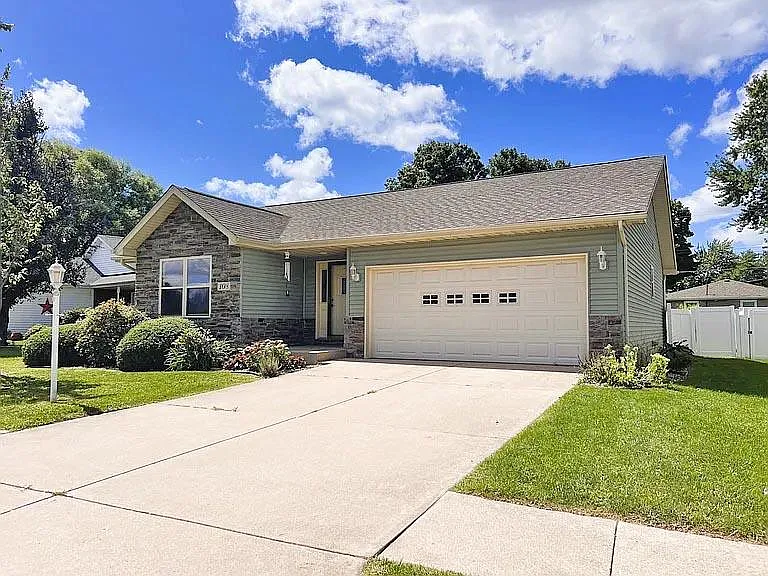 108 Whispering Blvd photo 1