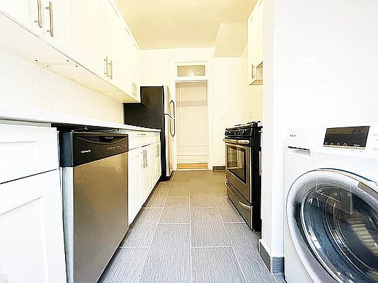 4th image of 3621 Broadway #37