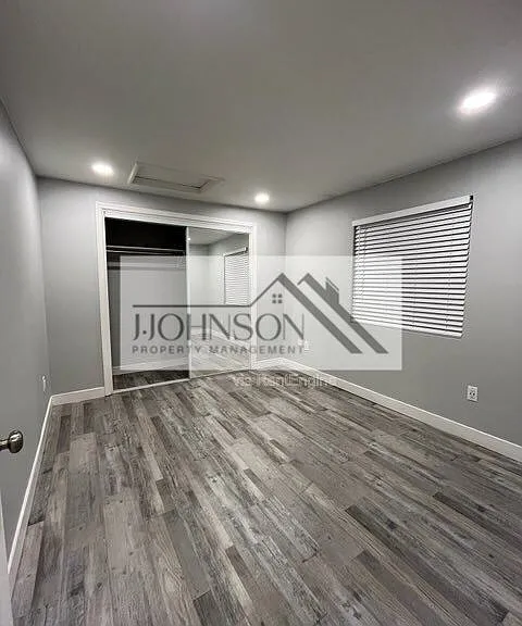 320 W Whittier Ave — Photo 2