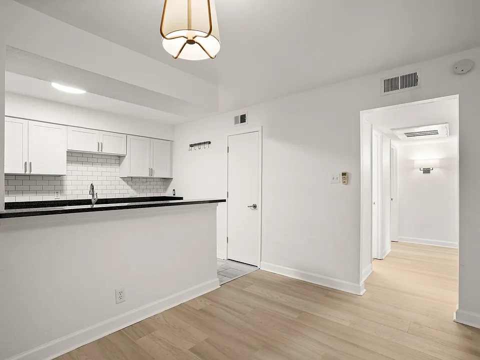 2020 S Congress Ave #2102