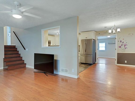 3rd image of 1051 Waverly Dr
