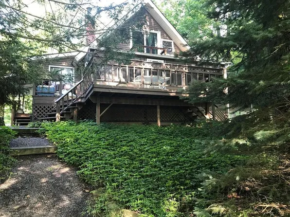 2235 Lake Dr, Henryville, PA 18332