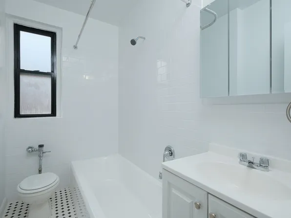 2685 Creston Avenue image 5 of 9