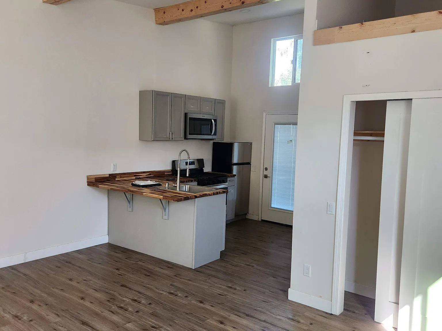 Studio, 350 sqft, $2,100 — Photo 2