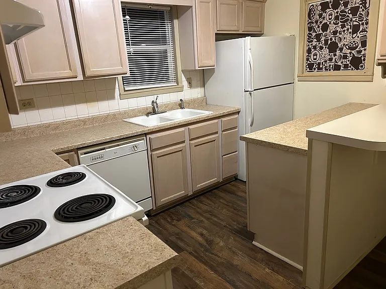 808 N Sheridan St — Photo 2