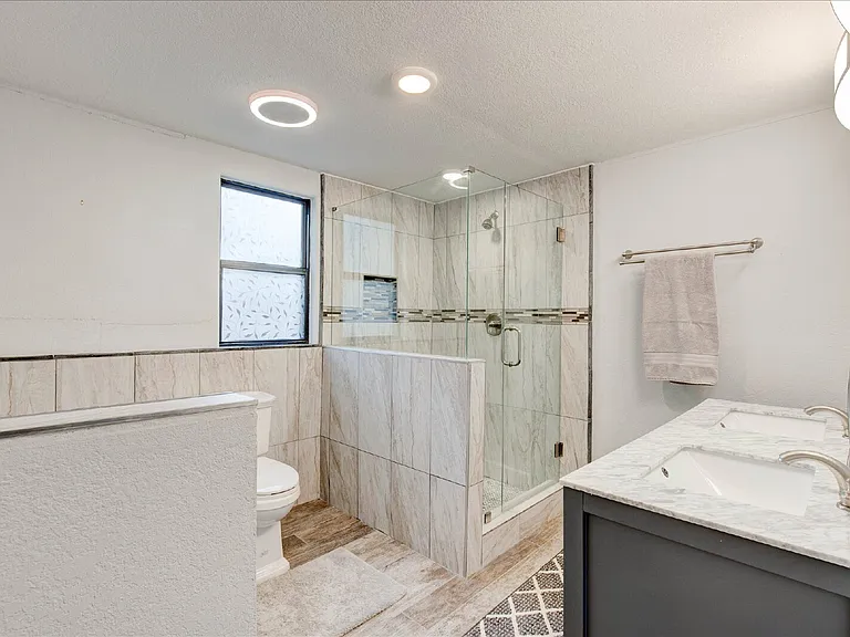 2801 W Biddison St — Photo 23