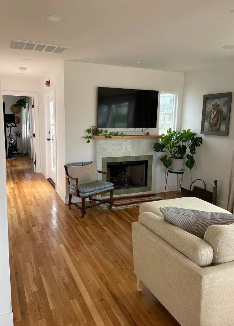 2 Bedroom Cottage Just Blocks from the Beach in Ocean Beach — Photo 3
