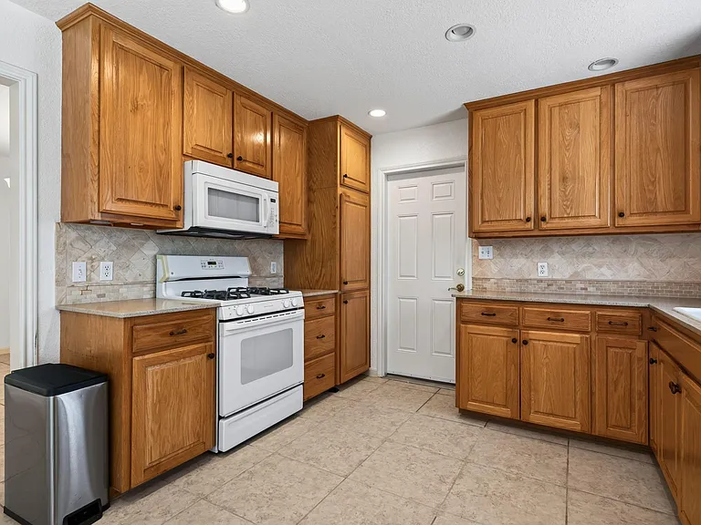 1202 Knollpark Cir — Photo 12