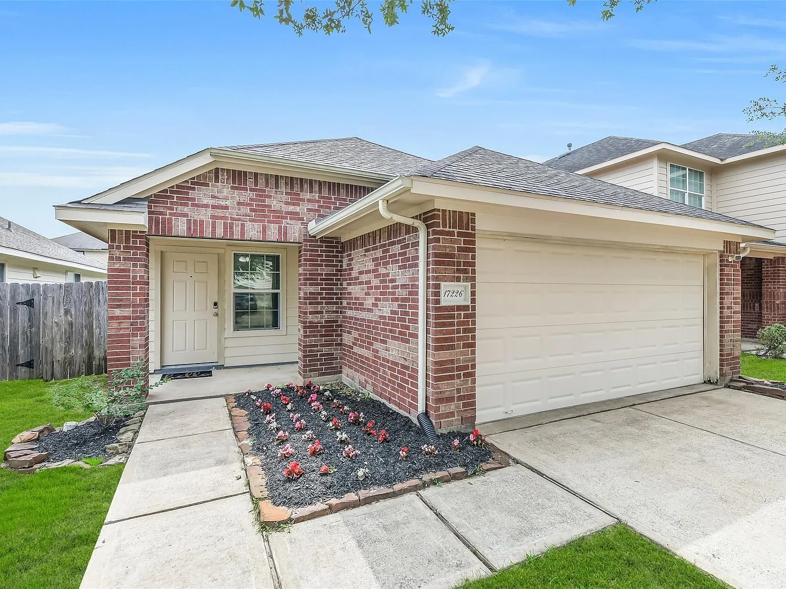 3 bed, 2.0 bath, 1275 sqft, $1,800 — Photo 2