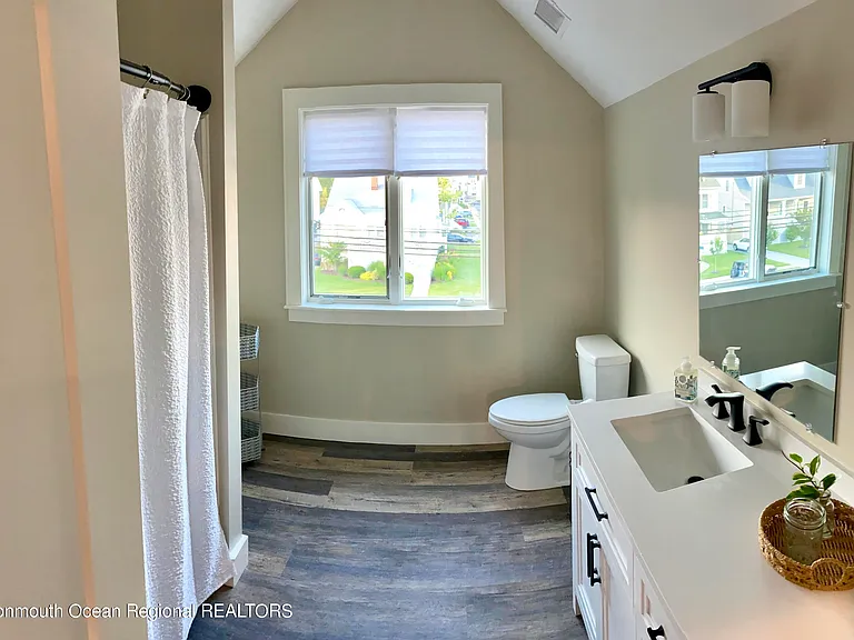 447 Main St E — Photo 13
