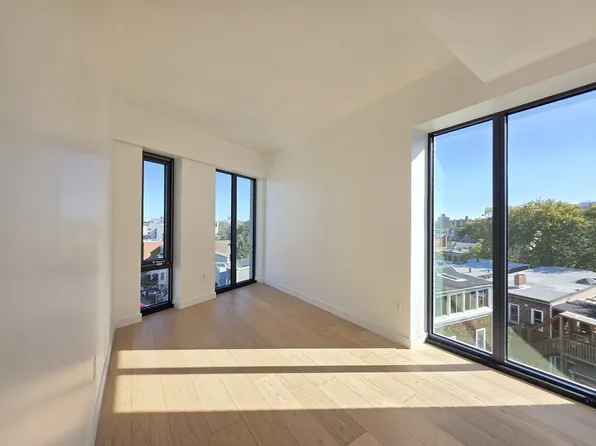 30-05 Vernon Blvd, Astoria, NY 11102