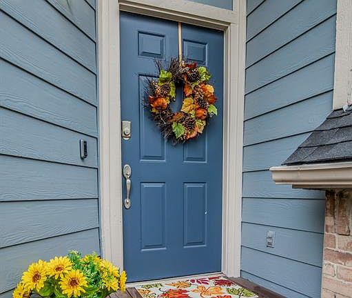This adorable front landing will greet your guests in southern style.