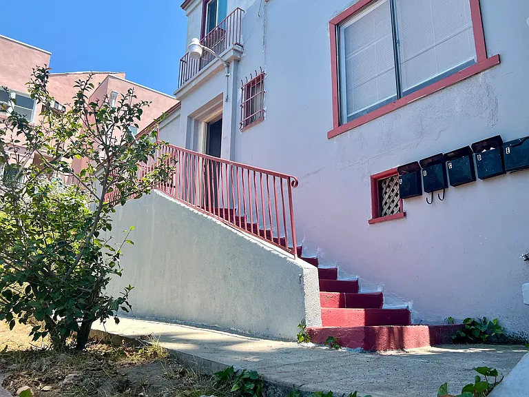 264 S Coronado St #B — Photo 2