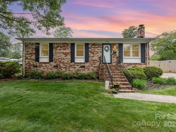 1005 N Main St, Mount Holly, NC 28120