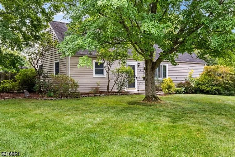 9 Crestwood Ave photo 1