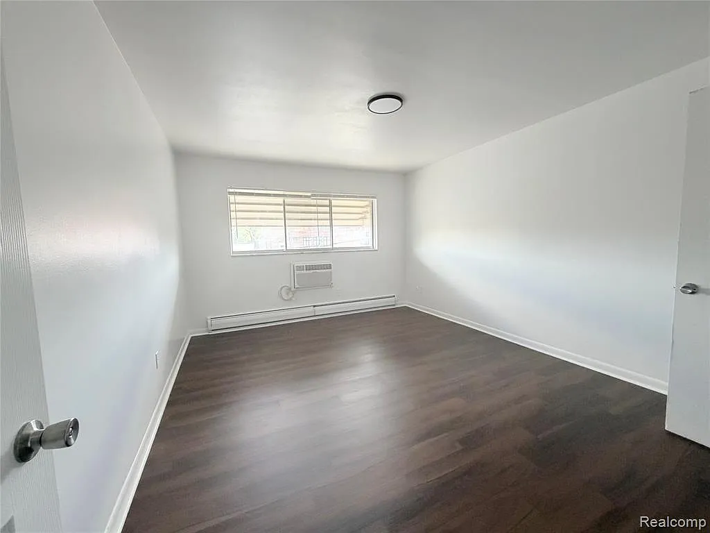 1 bed, 1.0 bath, 700 sqft, $866 — Photo 2