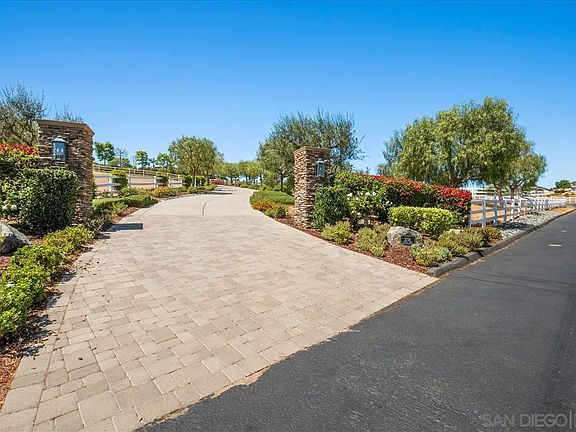 2nd image of 2736 Ortega Rd