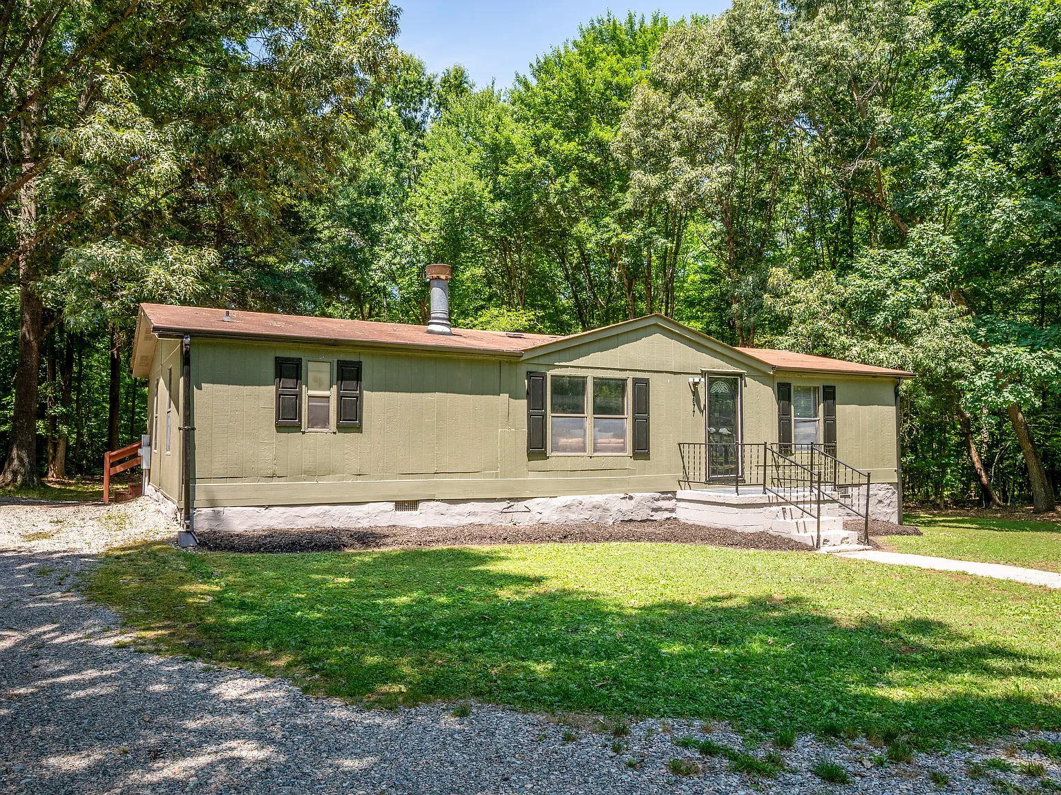 3 bed, 1152 sqft, $1,947 — Photo 3