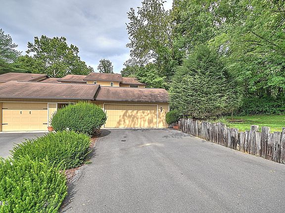 3rd image of 605 Redstone Dr APT 32