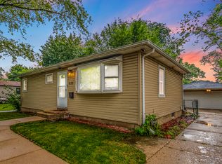 935 Charles St, Aurora, IL 60506