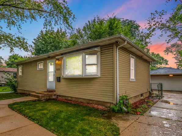 935 Charles St, Aurora, IL 60506