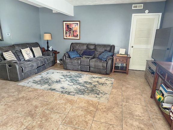3rd image of 1020 W Phelps Dr