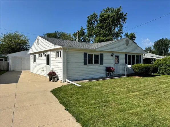 1011 Regent St NE, Cedar Rapids, IA 52402