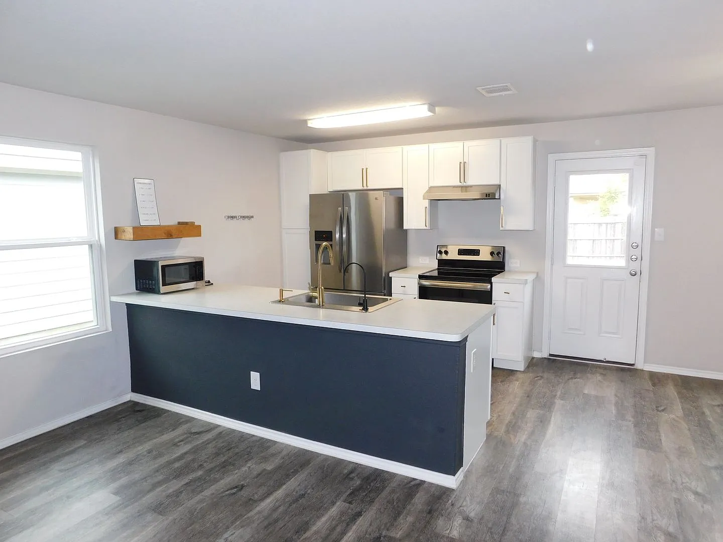 Gorgeous 3 Bedroom, 2 Bath Home, with a Game Room! — Photo 3