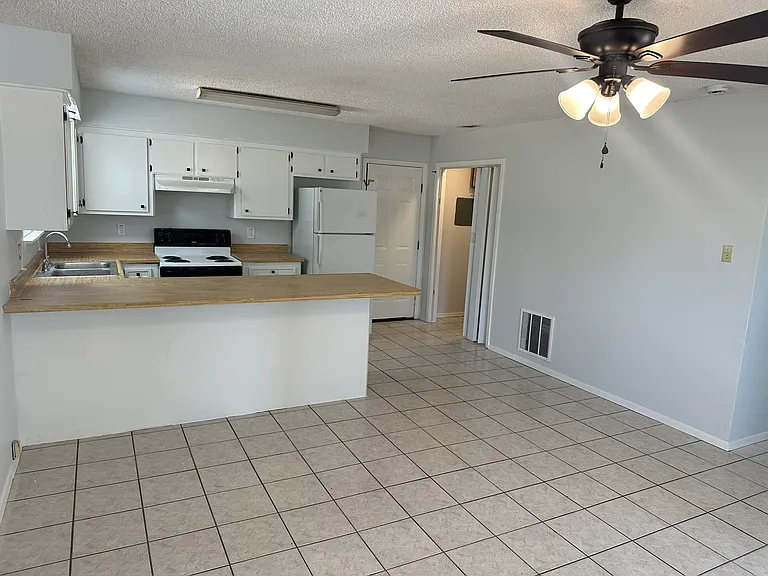 401 Adams Ln — Photo 3