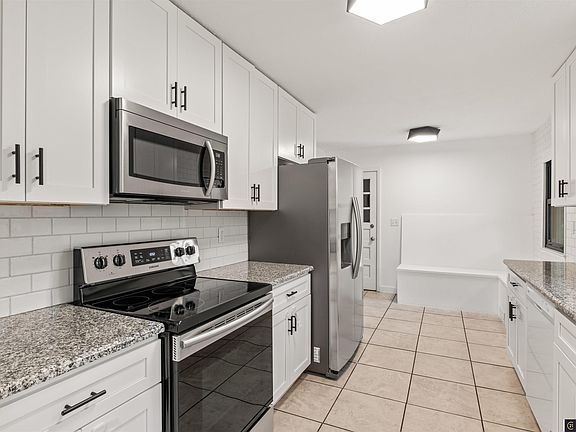 4th image of 1210 Hillcrest Dr