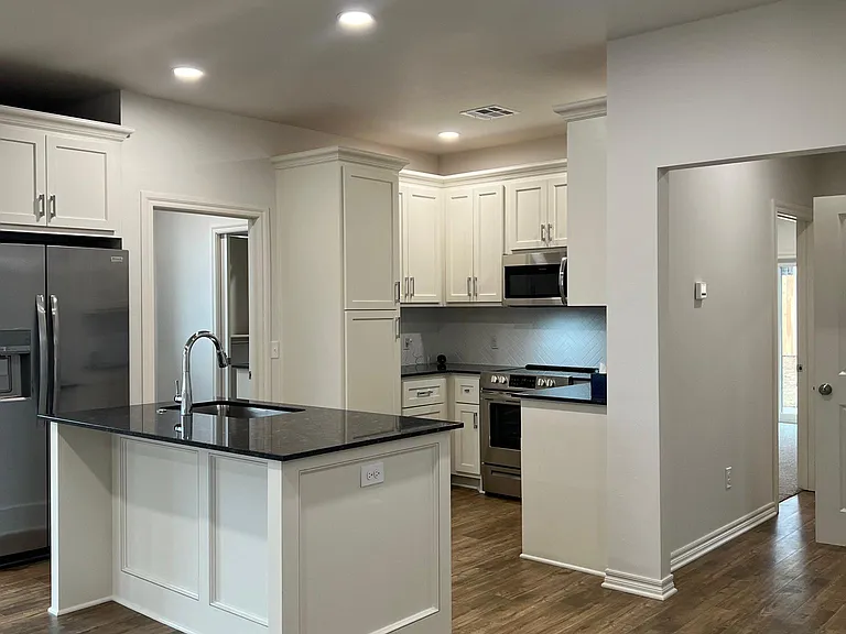 1010 Lovers Ln — Photo 3