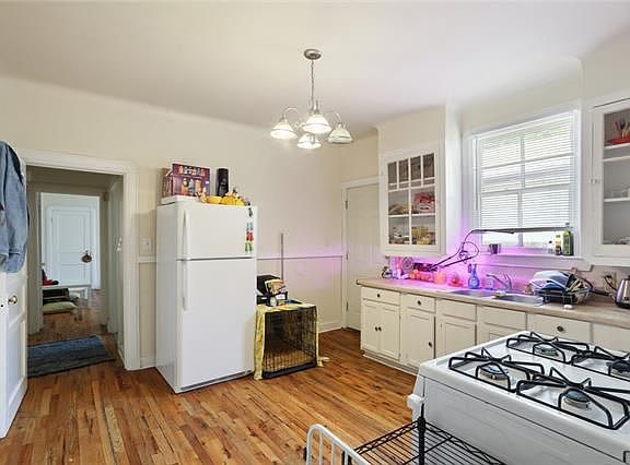 4th image of 2506-08 Acacia St