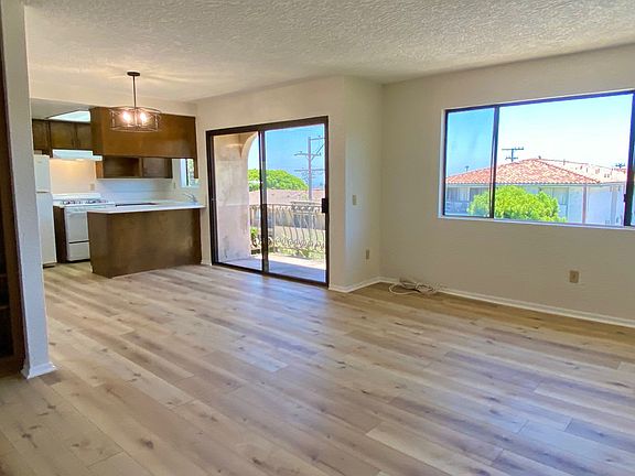 Spacious front upper-level unit