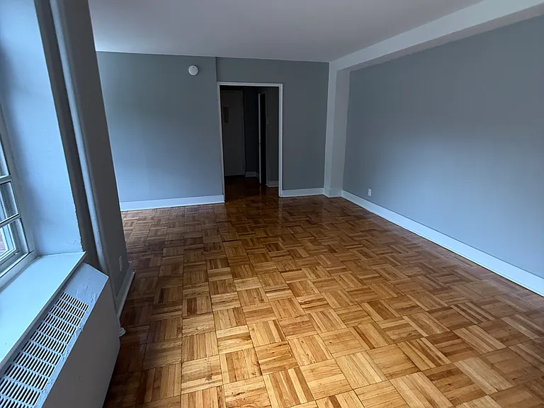 196-15 65th Cres #3C — Photo 2