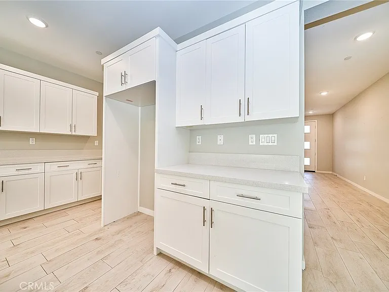 2622 E Embry Ln — Photo 8