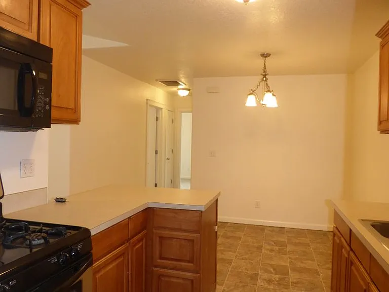 3536-3538 Fisher Ct NE — Photo 15