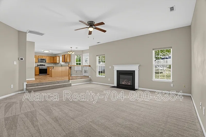 4 bed, 2.5 bath, 2190 sqft, $2,300 — Photo 3