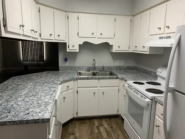 222 E 1st Ct — Photo 2